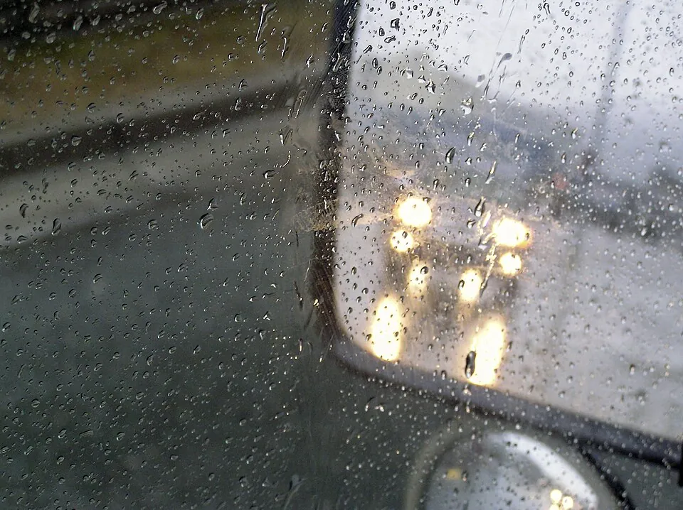 雨粒のついた窓