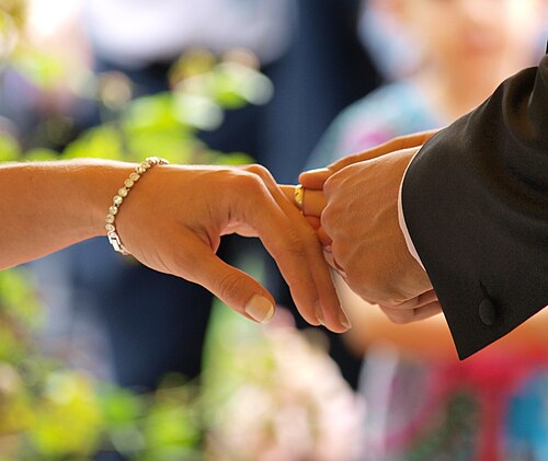 結婚指輪をはめる手元
